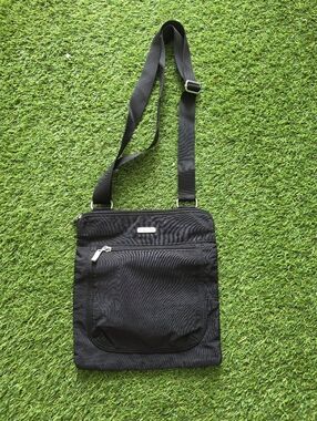 Baggallini Women's Pocket Slim Crossbody Messenger Bag Black